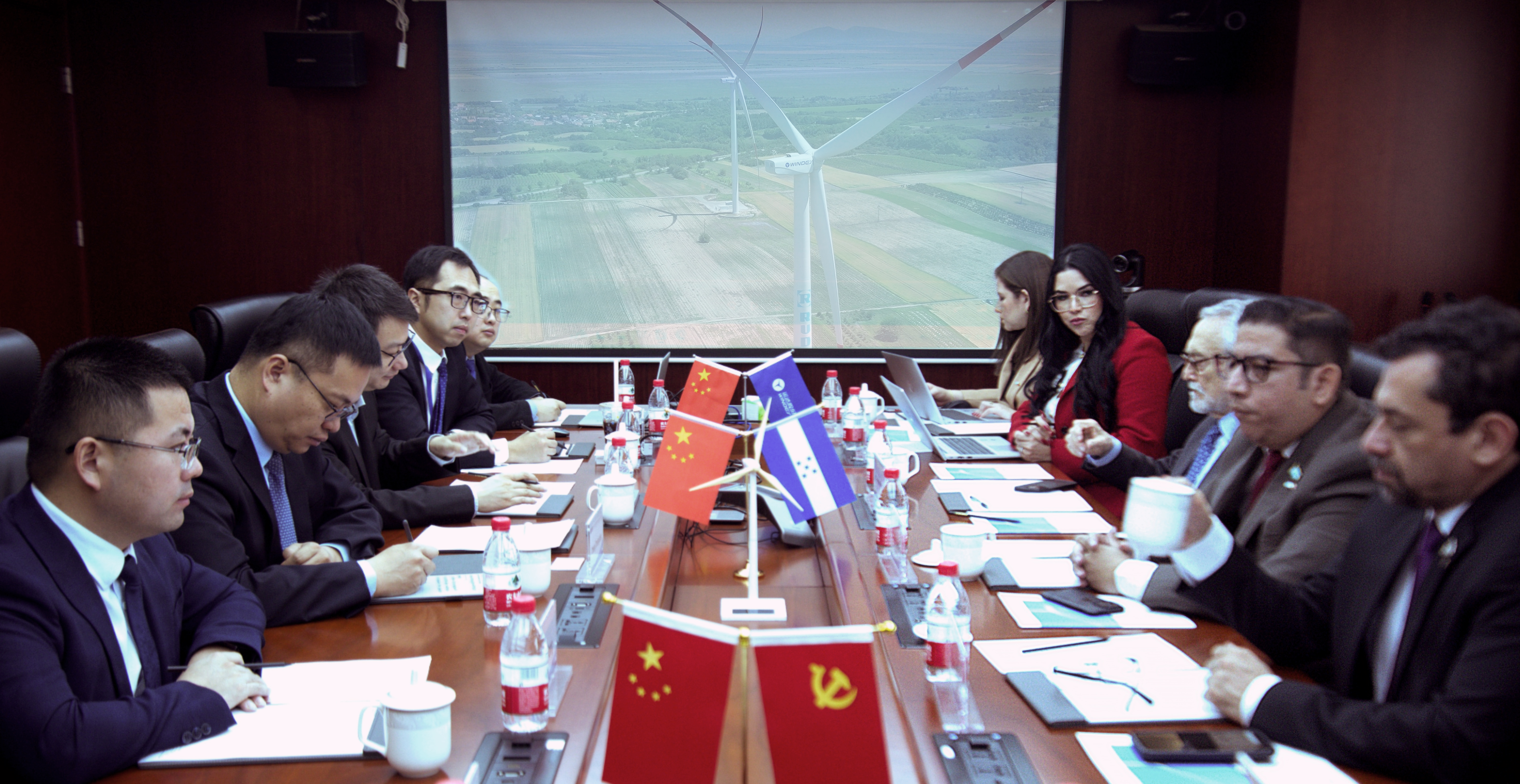 洪都拉斯能源部部长及驻华大使一行到yp街机股份考察